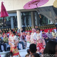 Hari ini seneng banget karena untuk pertama kalinya saya jadi model, biasanya lari sehari 11 km, hari ini berjalan di atas catwalk 200 meter, ungkap Retno selepas peragaan seperti dikutip detikNews.  (Foto: Grandyos Zafna/detikcom)