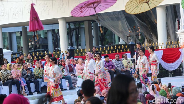 Aksi Menteri hingga Wakil Kedubes Lenggak-lenggok di Istana Berkebaya Sejumlah Menteri, Isteri Pejabat Negara dan perwakilan kedutaan besar negara tetangga berjalan di catwalk Istana Berkebaya yang diselenggarakan di depan Istana Merdeka, Minggu (6/8/2023).