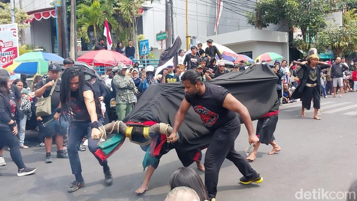 Aksi para bule di Karnaval Bantengan Nuswantara di Kota Batu