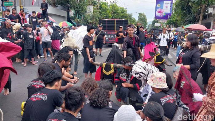 Aksi para bule di Karnaval Bantengan Nuswantara di Kota Batu