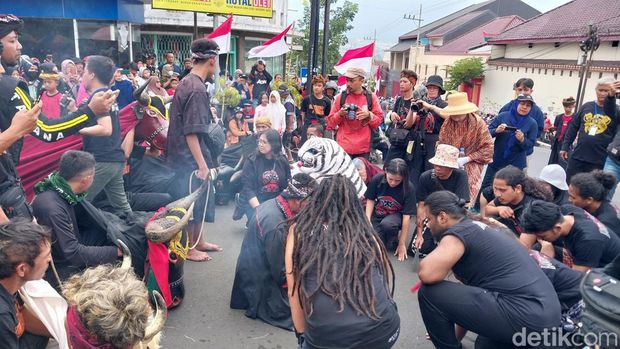 Aksi para bule di Karnaval Bantengan Nuswantara di Kota Batu