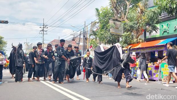 Aksi para bule di Karnaval Bantengan Nuswantara di Kota Batu Aksi para bule di Karnaval Bantengan Nuswantara di Kota Batu