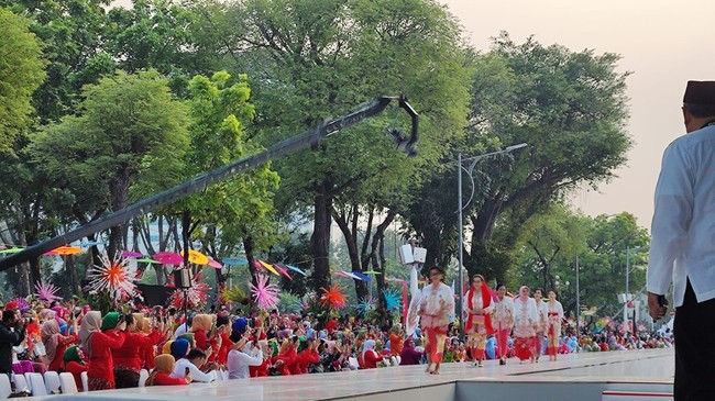 Retno mengaku tak membutuhkan waktu yang lama untuk persiapan. Kebaya yang dipakainya langsung pas di tubuh setelah selesai pertama kali tanpa perubahan. Cuma tantangannya adalah bagaimana bisa berjalan pelan, nah itu tantangan, buat saya tantangan, karena biasa lari, tambah Retno. (Foto: Marlinda/detikcom)