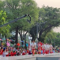 Retno mengaku tak membutuhkan waktu yang lama untuk persiapan. Kebaya yang dipakainya langsung pas di tubuh setelah selesai pertama kali tanpa perubahan. Cuma tantangannya adalah bagaimana bisa berjalan pelan, nah itu tantangan, buat saya tantangan, karena biasa lari, tambah Retno. (Foto: Marlinda/detikcom)