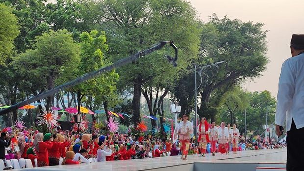 Aksi Sri Mulyani-Retno Marsudi lenggak-lenggok di acara Istana Berkebaya