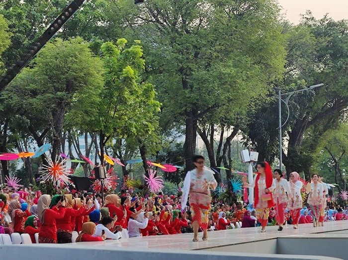 Aksi Sri Mulyani-Retno Marsudi lenggak-lenggok di acara Istana Berkebaya