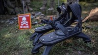Sepatu laba-laba, sistem perlindungan yang mencegah atau meminimalkan cedera kaki dan tungkai. Ini adalah alat yang digunakan untuk mencari ranjau. 