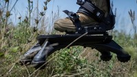 Tentara Ukraina dari brigade pertahanan teritorial pencari ranjau berlatih menggunakan sepatu laba-laba untuk meminimalisasi cedera yang cukup parah saat terjadi ledakan. 