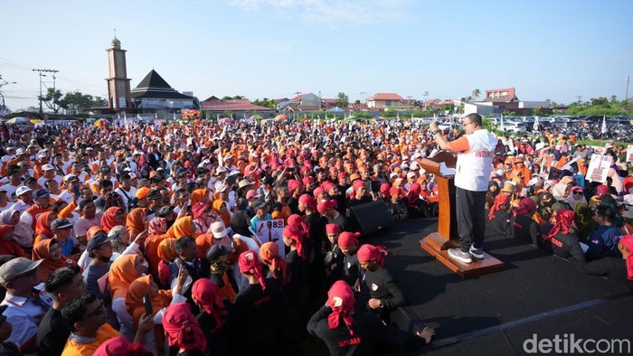 Anies Baswedan berpidato dalam apel siaga PKS Sumbar di Padang.