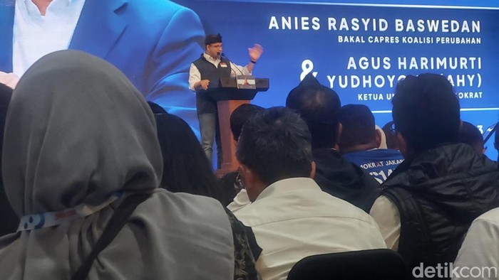 Anies Baswedan saat berkunjung ke Bandung.