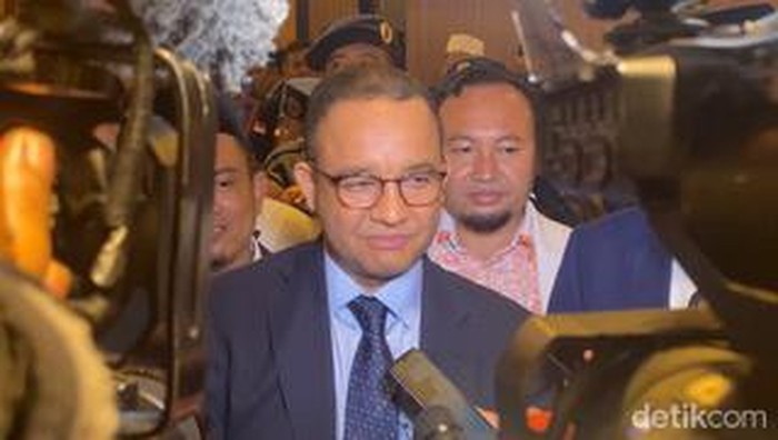Anies Baswedan usai menghadiri acara pelantikan DPW NasDem Sumbar