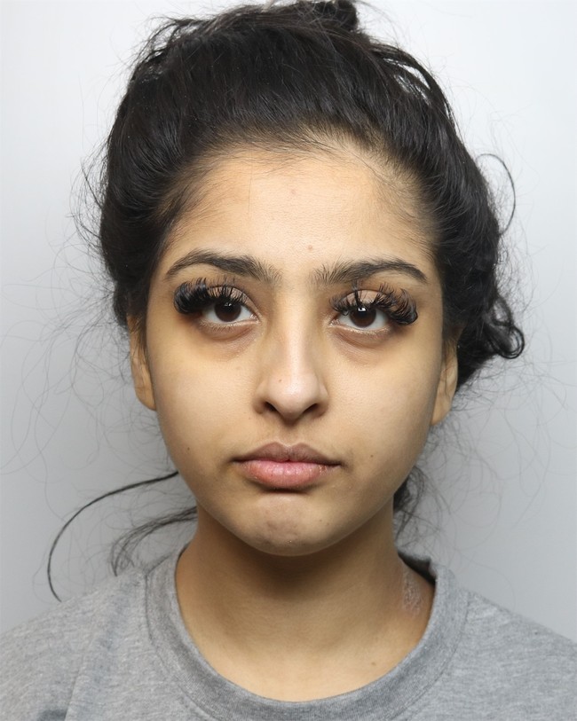 Kepolisian Leicestershire, Inggris, merilis foto mugshot Mahek Bukhari, influencer dan bintang TikTok, yang didakwa membunuh Saqib Hussain dan Hashim Ijazuddin. Pembunuhan itu terkait skandal perselingkuhan sang ibu dengan berondong. Foto: Dok. Leicestershire Police