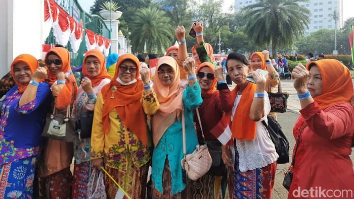 Antusiasme warga saksikan Istana Berkebaya