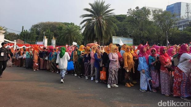 Antusiasme warga saksikan Istana Berkebaya