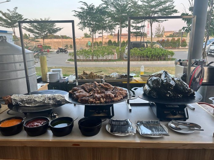 Archipelago Food Festival kembali digelar untuk ke 26 di Fave Hotel Pamanukan, Subang. Sebanyak 13 chef berkumpul untuk membuat 90 jenis makanan dan minuman. 
Salah satu menu utama pada festival kuliner ini adalah ayam kampung. Pemilihan ayam kampung lantaran hewan ini memang banyak ditemui di sini. 
Olahan ayam kampung yang disajikan beragam. Mulai dari yang paling sederhana, yaitu ayam goreng. 
Selain itu, para chef juga mengkreasikan ayam kampung untuk dijadikan topping soto ayam. 
Para chef di bawah naungan Archipelago ini menyajikan mie tasik dengan topping ayam kampung dan tambahan saus spesial, yang membuat rasanya lebih enak. 
Tidak hanya hidangan tradisional, ada juga olahan ayam kampung yang dibuat menjadi sup ginseng Korea. 
Bahkan, ayam kampung pun bisa diolah menjadi yakitori ala Jepang nih. Menarik ya? 
Tak kalah menarik, ada juga menu utama spinach beef cake. Sebelum disajikan, spinach beef cake ini di torch terlebih dahulu. 
Selain makanan, di AFF kamu juga bisa menikmati aneka minuman. Salah satunya Turkish Coffee yang diseduh dengan pasir. 
Menariknya, ada juga minuman beer kopi hingga beer temulawak. Mau coba?