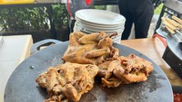 Olahan ayam kampung yang disajikan beragam. Mulai dari yang paling sederhana, yaitu ayam goreng. Foto: Detikcom