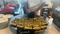  Tak kalah menarik, ada juga menu utama spinach beef cake. Sebelum disajikan, spinach beef cake ini di torch terlebih dahulu. Foto: Detikcom