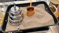 Selain makanan, di AFF kamu juga bisa menikmati aneka minuman. Salah satunya Turkish Coffee yang diseduh dengan pasir. Foto: Detikcom