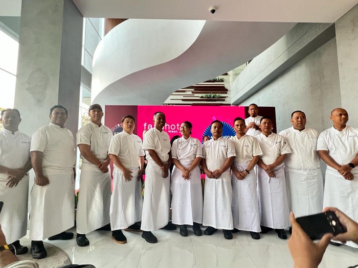 Archipelago Food Archipelago Food Festival kembali digelar untuk ke 26 di Fave Hotel Pamanukan, Subang. Sebanyak 13 chef berkumpul untuk membuat 90 jenis makanan dan minuman.
Salah satu menu utama pada festival kuliner ini adalah ayam kampung. Pemilihan ayam kampung lantaran hewan ini memang banyak ditemui di sini.
Olahan ayam kampung yang disajikan beragam. Mulai dari yang paling sederhana, yaitu ayam goreng.
Selain itu, para chef juga mengkreasikan ayam kampung untuk dijadikan topping soto ayam.
Para chef di bawah naungan Archipelago ini menyajikan mie tasik dengan topping ayam kampung dan tambahan saus spesial, yang membuat rasanya lebih enak.
Tidak hanya hidangan tradisional, ada juga olahan ayam kampung yang dibuat menjadi sup ginseng Korea.
Bahkan, ayam kampung pun bisa diolah menjadi yakitori ala Jepang nih. Menarik ya?
Tak kalah menarik, ada juga menu utama spinach beef cake. Sebelum disajikan, spinach beef cake ini di torch terlebih dahulu.
Selain makanan, di AFF kamu juga bisa menikmati aneka minuman. Salah satunya Turkish Coffee yang diseduh dengan pasir.
Menariknya, ada juga minuman beer kopi hingga beer temulawak. Mau coba?