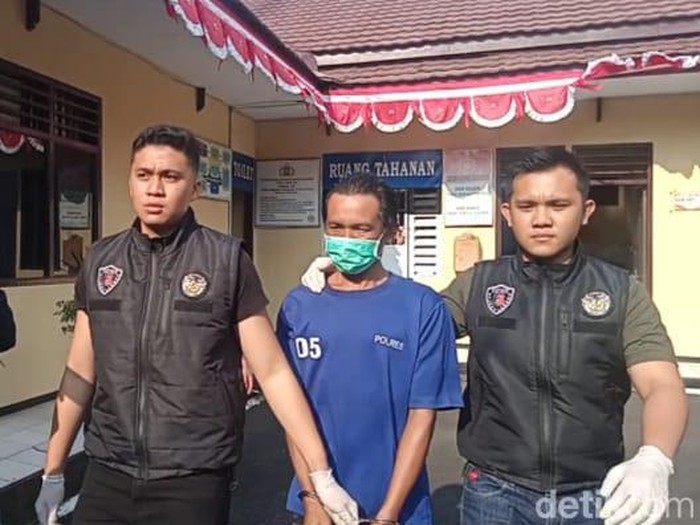 Arfan Jaya berbaju tahanan saat digiring petugas di Mapolres Rejang Lebong