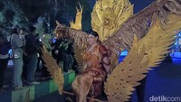 Kostum spektakuler juga dikenakan Putri Indonesia Pariwisata 2020, Jihane Almira Chedid. Wajahnya yang ayu semakin terpancar saat mengenakan kostum ini (Foto: Yakub Mulyono/detikJatim)