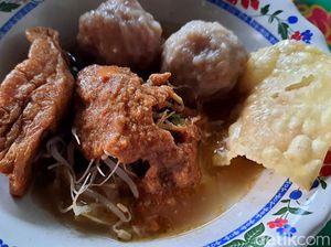 Unik! Di Mojokerto Ada Bakso Pecel yang Kuahnya Pedas Gurih