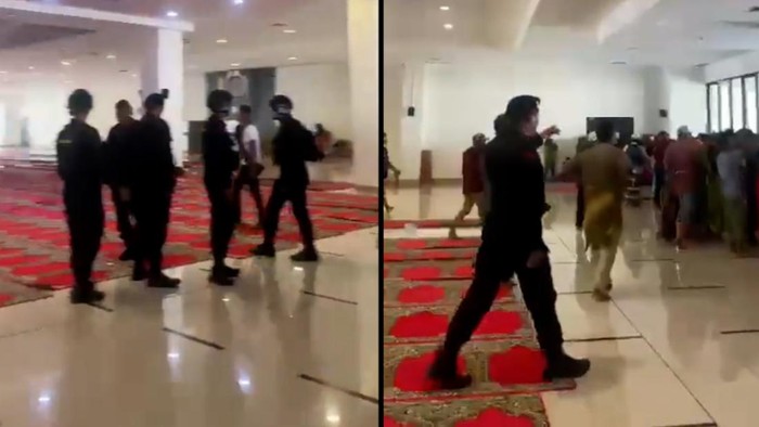 Beredar video sejumlah anggota Brimob masuk Masjid Raya Sumbar memakai sepatu saat melakukan pemulangan paksa masyarakat Air Bangis.