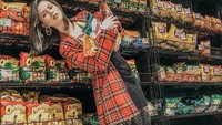 Selain pemotretan di pasar tradisional, Fabienne juga sempat pemotretan di supermarket modern. Di sini dirinya sekaligus belanja snack kesukaannya. Foto: Instagram Fabienne Nicole