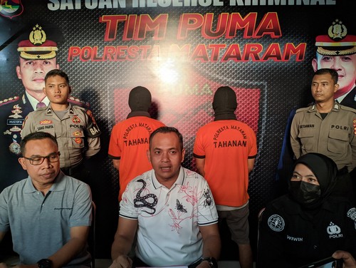 Dua pelaku penganiayaan warga di Mataram ditangkap polisi, Minggu (6/8/2023). Foto: Ahmad Viqi/detikBali.