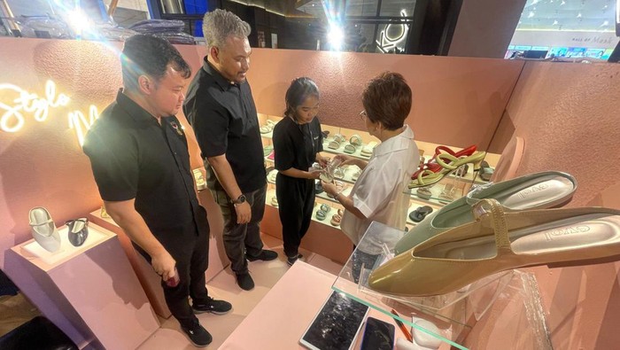 PT. Lippo Malls Indonesia (LMI), menenerima Rekor MURI Grup Pusat Perbelanjaan Dengan Pameran UMKM Secara Berkelanjutan Peserta Terbanyak.
