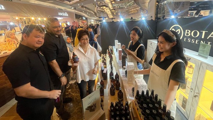 PT. Lippo Malls Indonesia (LMI), menenerima Rekor MURI Grup Pusat Perbelanjaan Dengan Pameran UMKM Secara Berkelanjutan Peserta Terbanyak.