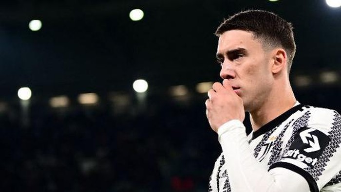Juventus Serbian forward Dusan Vlahovic looks on during the Italian Cup semi-final first leg football match between Juventus and Inter Milan on April 4 2023 at the Allianz Stadium in Turin. (Photo by Marco BERTORELLO / AFP)
