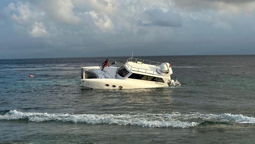Fast boat milik WNA Prancis karam di perairan Mentigi, Nusa Penida, Klungkung, Bali, Minggu (6/8/2023).
