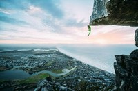 Deretan foto ini menampilkan aksi orang-orang di ketinggian. Melihatnya bikin takut dan lutut lemas, apalagi bagi pengidap acrophobia. Jangan ditiru!