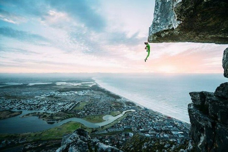 Deretan foto ini menampilkan aksi orang-orang di ketinggian. Melihatnya bikin takut dan lutut lemas, apalagi bagi pengidap acrophobia. Jangan ditiru!