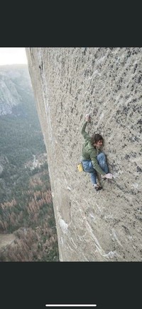 Deretan foto ini menampilkan aksi orang-orang di ketinggian. Melihatnya bikin takut dan lutut lemas, apalagi bagi pengidap acrophobia. Jangan ditiru!