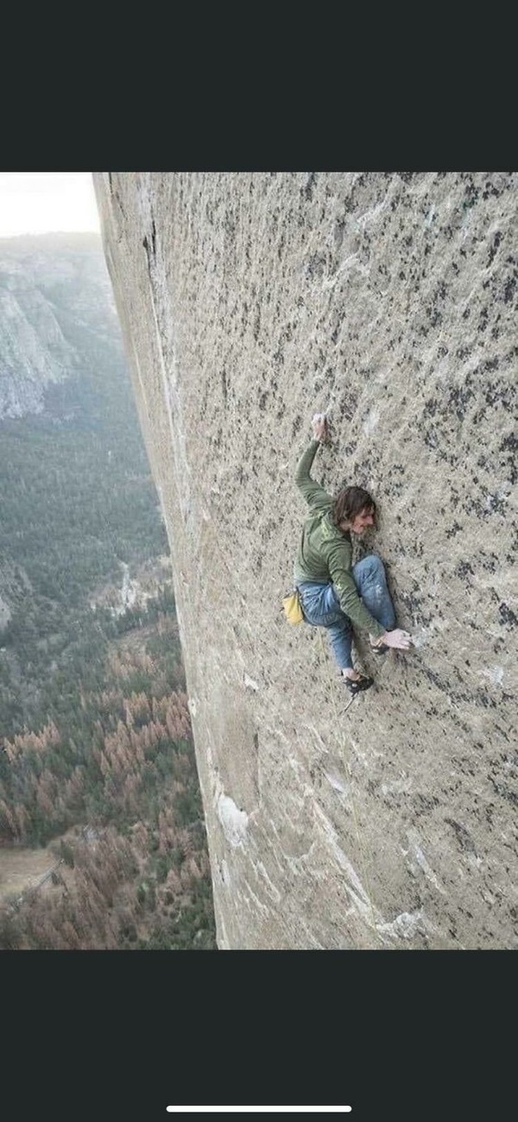 Deretan foto ini menampilkan aksi orang-orang di ketinggian. Melihatnya bikin takut dan lutut lemas, apalagi bagi pengidap acrophobia. Jangan ditiru!