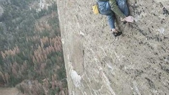 Pemanjat tebing Alain Robert, berani ikutan? Foto: Reddit via Boredpanda