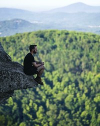Deretan foto ini menampilkan aksi orang-orang di ketinggian. Melihatnya bikin takut dan lutut lemas, apalagi bagi pengidap acrophobia. Jangan ditiru!
