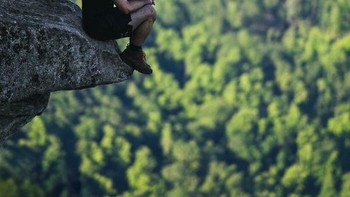 Menikmati pemandangan gunung dengan cara ekstrem Foto: Reddit via Boredpanda
