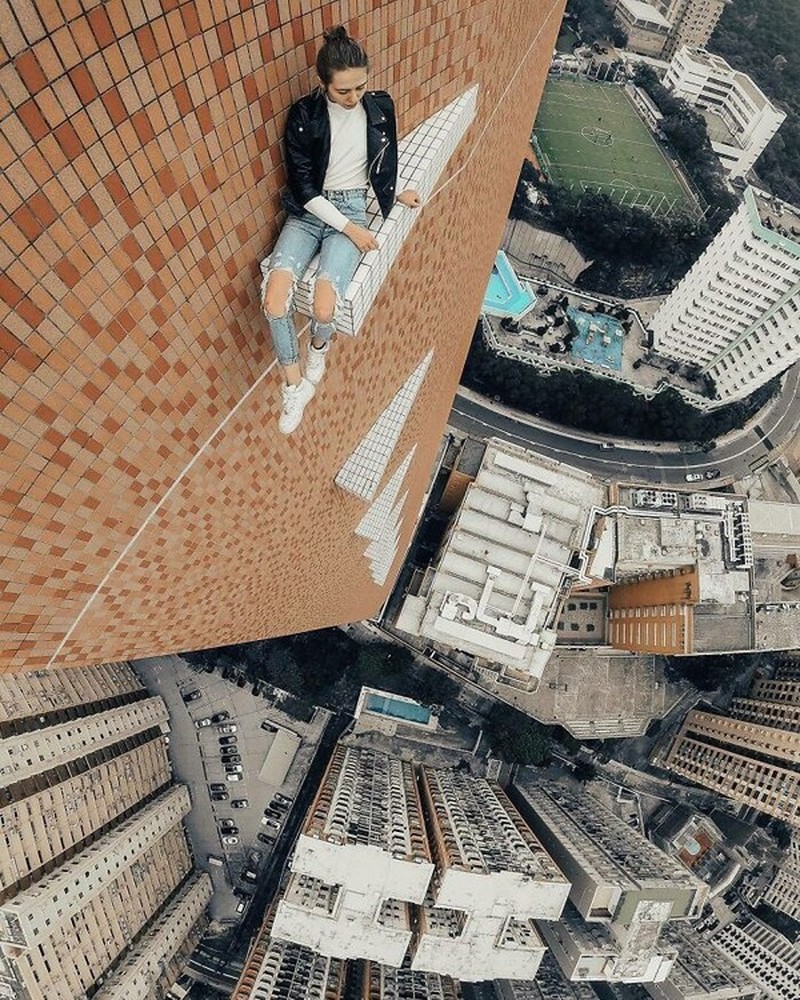 Deretan foto ini menampilkan aksi orang-orang di ketinggian. Melihatnya bikin takut dan lutut lemas, apalagi bagi pengidap acrophobia. Jangan ditiru!
