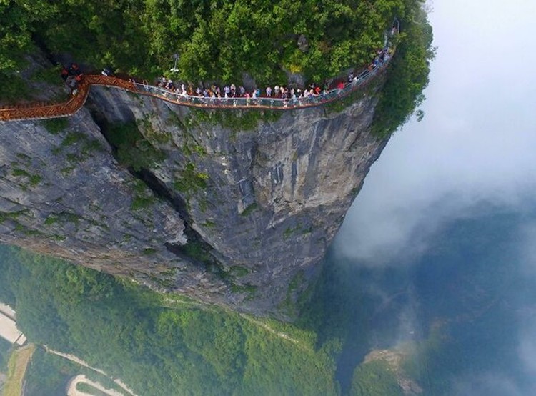 Deretan foto ini menampilkan aksi orang-orang di ketinggian. Melihatnya bikin takut dan lutut lemas, apalagi bagi pengidap acrophobia. Jangan ditiru!