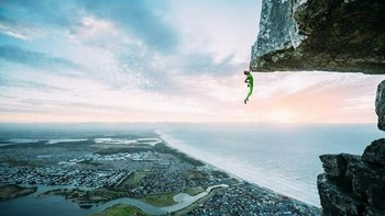 Foto yang diabadikan Micky Wiswedel ini memperlihatkan Matt Bush menggantung di The First Freesolo Ascent Of Heaven On Earth  Foto: Reddit via Boredpanda  
