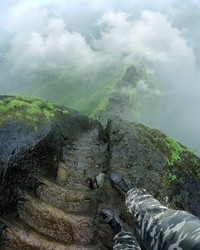 Deretan foto ini menampilkan aksi orang-orang di ketinggian. Melihatnya bikin takut dan lutut lemas, apalagi bagi pengidap acrophobia. Jangan ditiru!