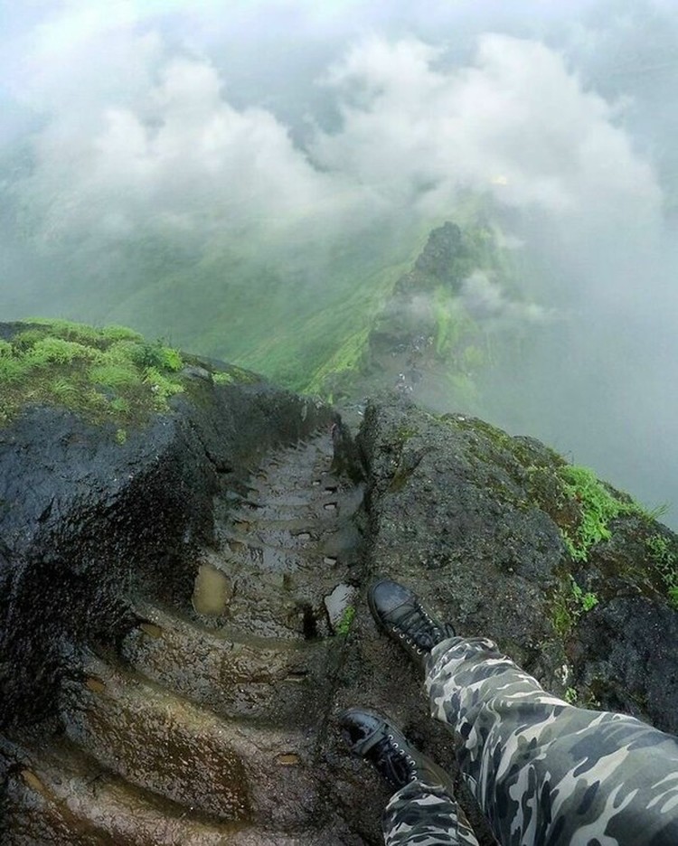 Deretan foto ini menampilkan aksi orang-orang di ketinggian. Melihatnya bikin takut dan lutut lemas, apalagi bagi pengidap acrophobia. Jangan ditiru!