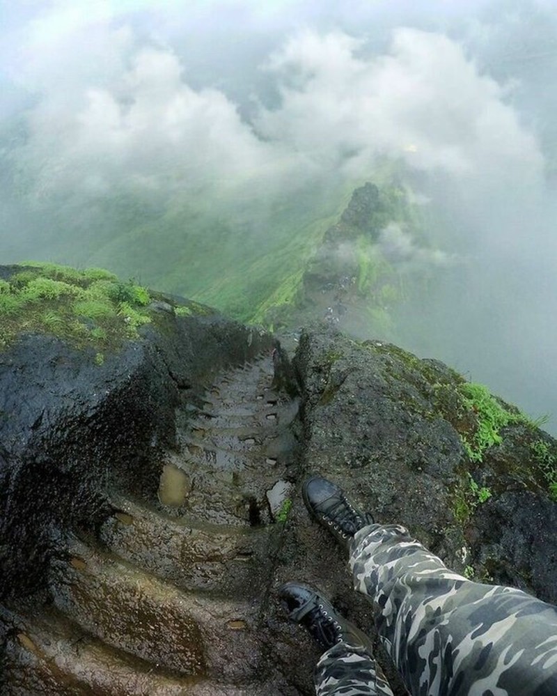 Deretan foto ini menampilkan aksi orang-orang di ketinggian. Melihatnya bikin takut dan lutut lemas, apalagi bagi pengidap acrophobia. Jangan ditiru!