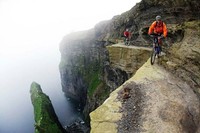Deretan foto ini menampilkan aksi orang-orang di ketinggian. Melihatnya bikin takut dan lutut lemas, apalagi bagi pengidap acrophobia. Jangan ditiru!