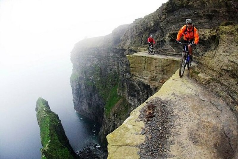 Deretan foto ini menampilkan aksi orang-orang di ketinggian. Melihatnya bikin takut dan lutut lemas, apalagi bagi pengidap acrophobia. Jangan ditiru!