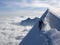 Deretan foto ini menampilkan aksi orang-orang di ketinggian. Melihatnya bikin takut dan lutut lemas, apalagi bagi pengidap acrophobia. Jangan ditiru!