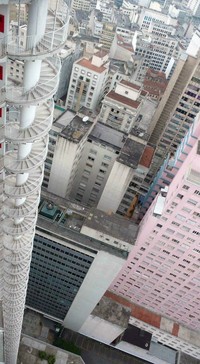 Deretan foto ini menampilkan aksi orang-orang di ketinggian. Melihatnya bikin takut dan lutut lemas, apalagi bagi pengidap acrophobia. Jangan ditiru!